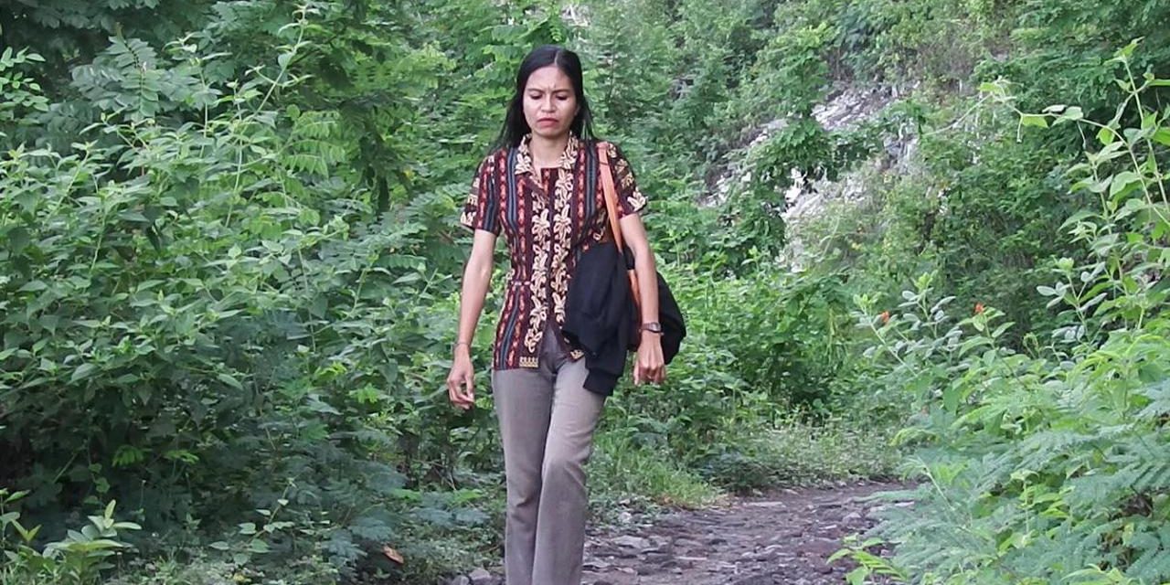 Bu Guru Yustiana Tetap Mengajar Meski Harus Lewati Hutan
