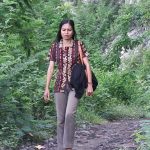 Bu Guru Yustiana Tetap Mengajar Meski Harus Lewati Hutan