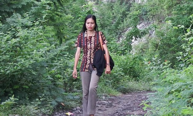 Bu Guru Yustiana Tetap Mengajar Meski Harus Lewati Hutan