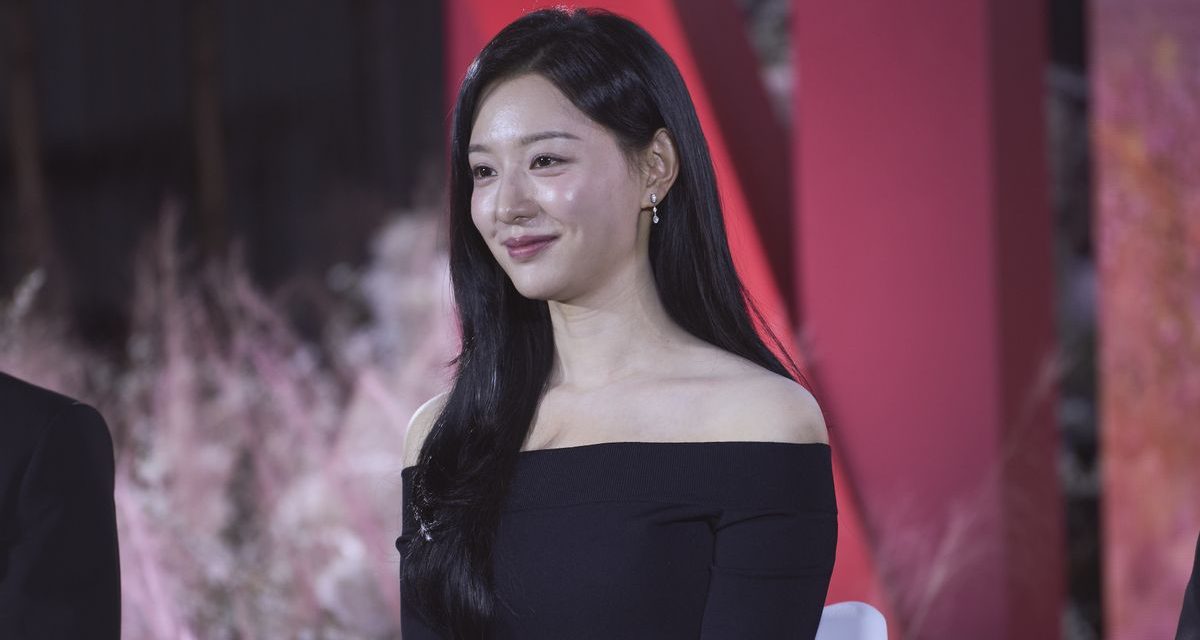 Kecantikan Kim Ji Won Dalam Queen of Tears Tuai Banyak Pujian