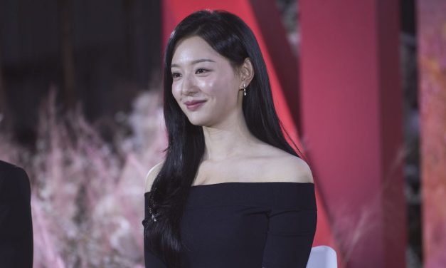Kecantikan Kim Ji Won Dalam Queen of Tears Tuai Banyak Pujian