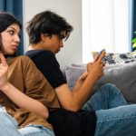 6 Ciri Pasangan Dingin Dan Tidak Hadir Secara Emosional