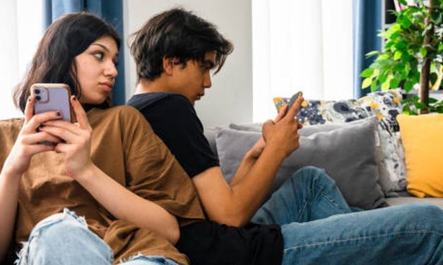 6 Ciri Pasangan Dingin Dan Tidak Hadir Secara Emosional