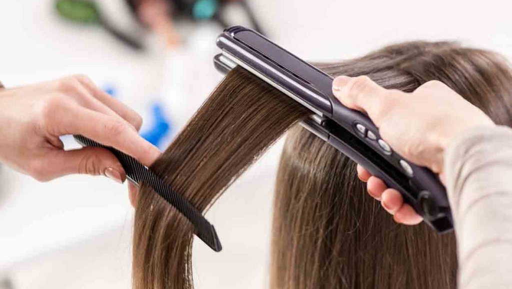 Mencatok Rambut Setiap Hari, Apakah Dampaknya Berbahaya?
