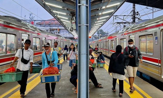 Liburan Hemat Menggunakan Kereta Api Lokal Untuk Traveling